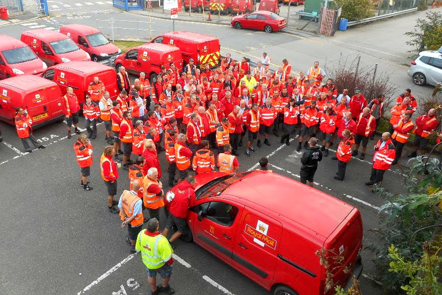 Massive support among postal workers for strike action