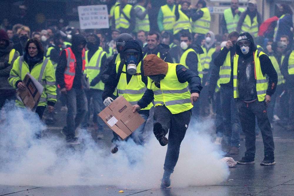 France in a “state of insurrection” as yellow vests advance