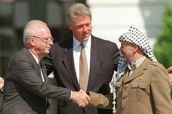 Bill Clinton, Yitzhak Rabin, Yasser Arafat at the White House in 1993 Photo_ Wiki Commons