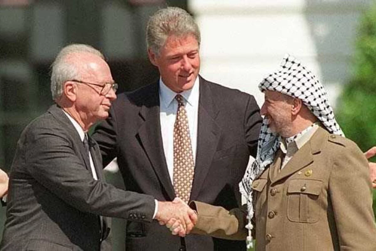 纵观历史，巴勒斯坦人民的“官方”领导层已经完全腐朽：从阿拉法特和其他巴解组织领导人出卖《奥斯陆协定》，到今天腐败不堪、被人唾弃的巴勒斯坦权力机构